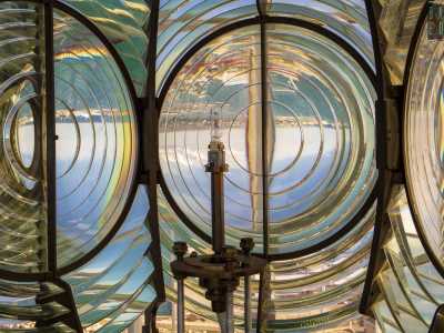 ...composta da grandi �lenti di Fresnel� frazionate in anelli concentrici. Tale sistema permette di trasformare la luce continua ed omnidirezionale della sorgente in segnali intermittenti